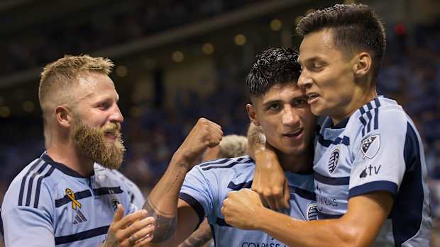 Alan Pulido y compañeros del Sporting KC celebran